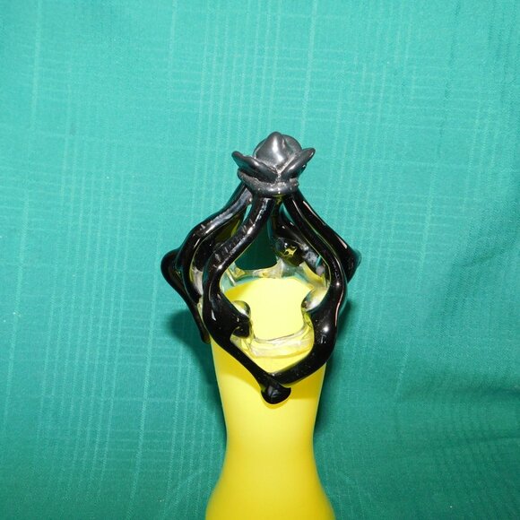 Yellow and black art glass vase near mint condition - Picture 2 of 5